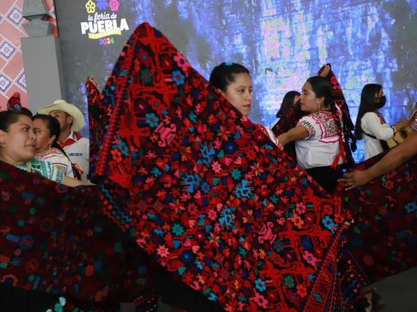 Riqueza artesanal y cultural de Tepeyahualco y Zacapoaxtla, presente en la Feria de Puebla
