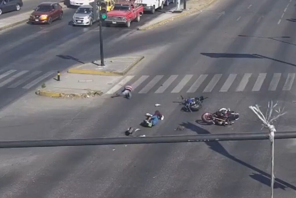 Motociclista provoca accidente por vuelta prohibida