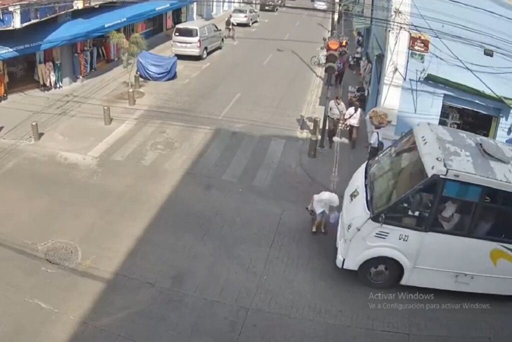 Chófer de Ruta 12 arrolla a abuelita en el Centro Histórico 