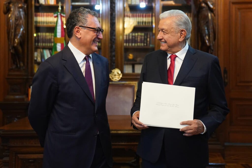 AMLO recibe cartas credenciales de 14 embajadoras y embajadores