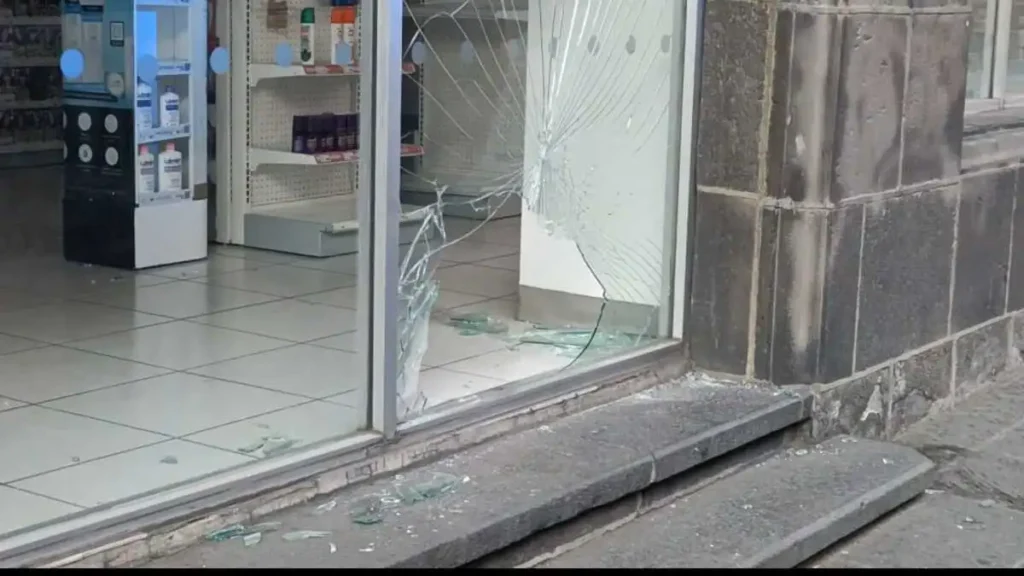 Detienen a hombre por robo en Farmacias Benavides del Centro Histórico