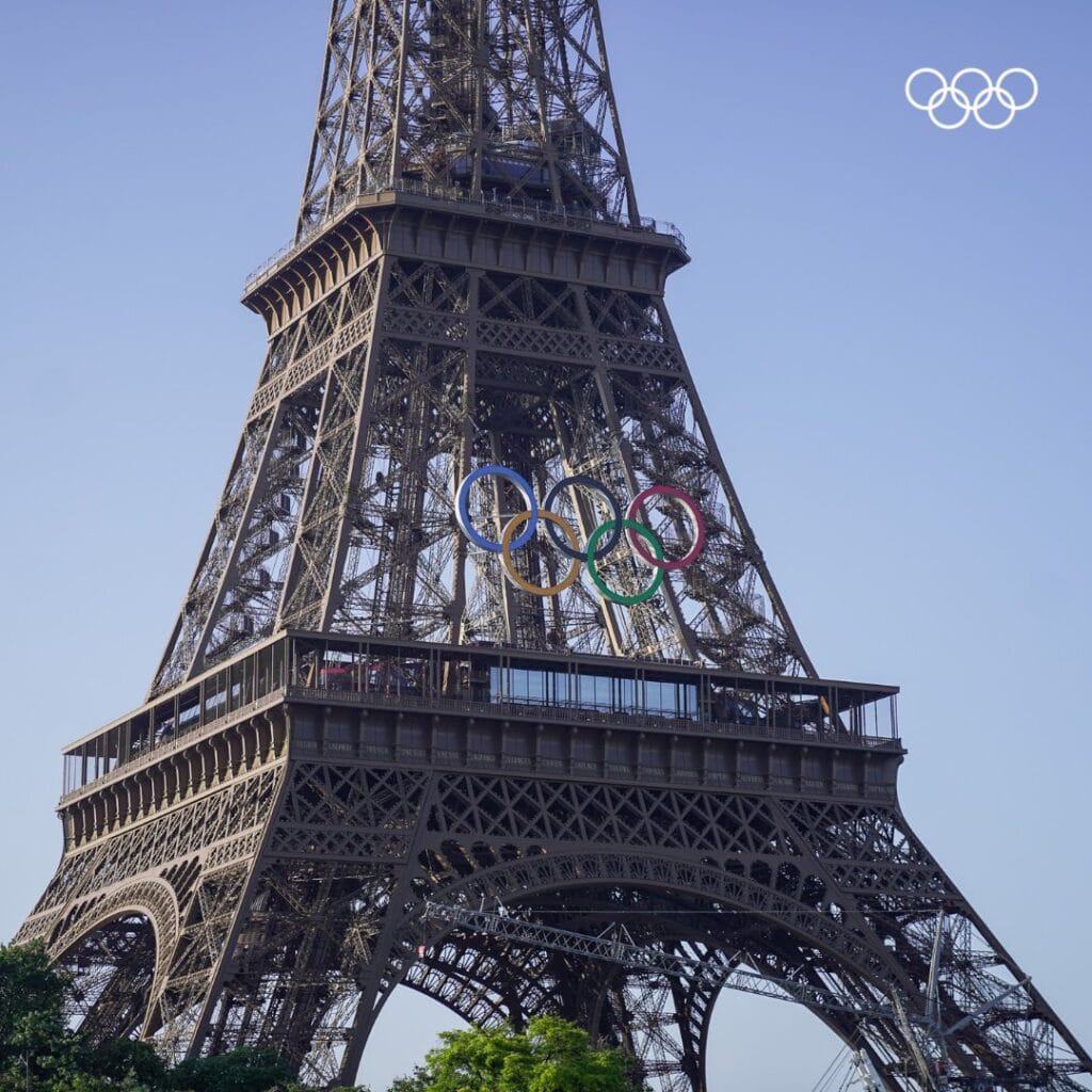La Torre Eiffel brilla con los aros olímpicos a 50 días de Juegos Olímpicos de París 2024