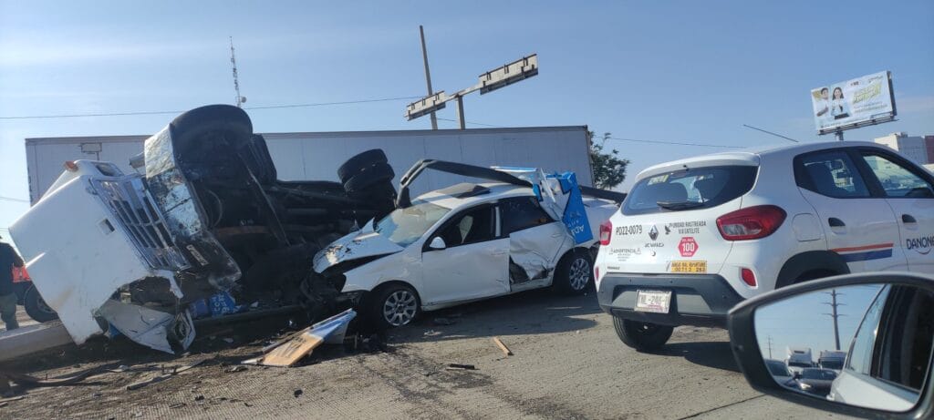 Aparatoso accidente en Periférico Ecológico: auto compacto choca contra pipa