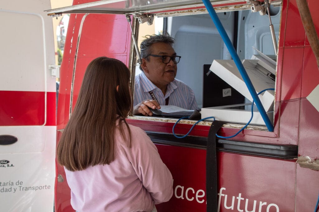 Mediante Unidades Móviles, gobierno estatal expide más de 3 mil licencias particulares