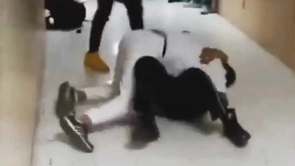 Enfermero del IMSS de San José golpea a guardia de seguridad