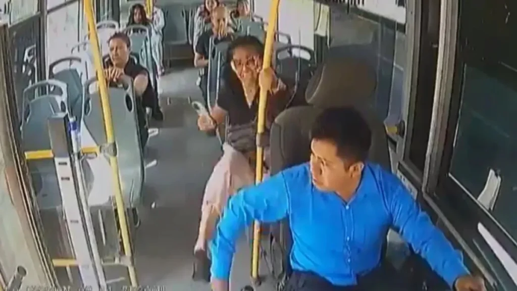 Mujer ataca a chofer de la Ruta 10 por conducir a exceso de velocidad
