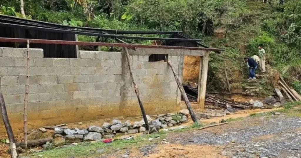 Deslizamiento de ladera en San Sebastián Tlacotepec causa una víctima fatal