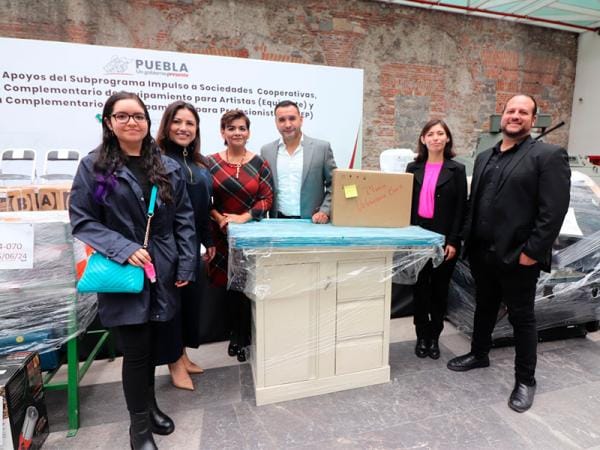 Entrega gobierno estatal equipamiento para artistas y profesionistas