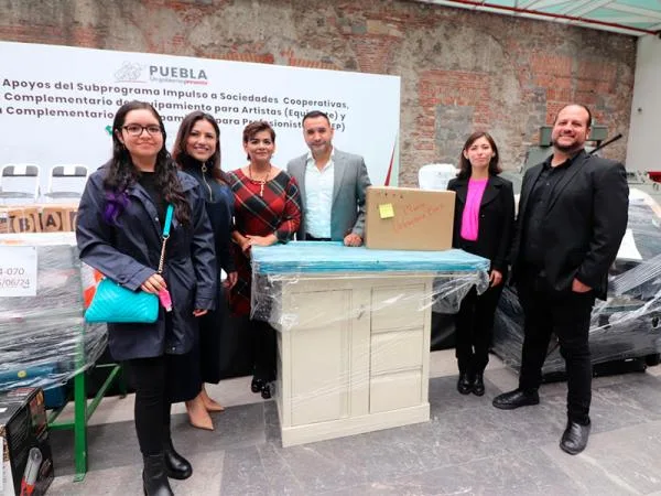 Entrega gobierno estatal equipamiento para artistas y profesionistas