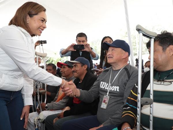 Entrega SEDIF prótesis a personas con discapacidad