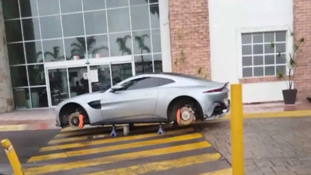 Robo de llantas en Puebla: Aston Martin desvalijado en Palmas Plaza
