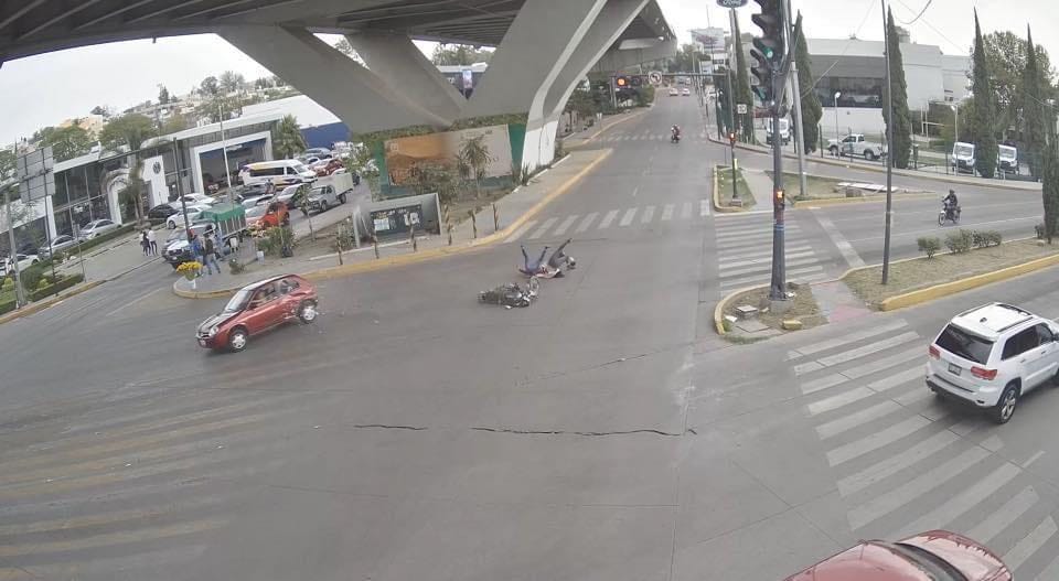 Motociclista choca al dar una vuelta prohibida en la Diagonal; pierde dos dedos