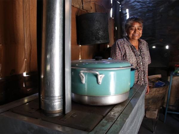 Reduce Bienestar uso de leña en viviendas poblanas