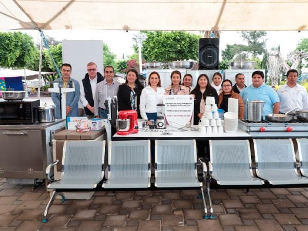 Encabeza Gaby Bonilla entrega de apoyos en Santo Tomás Hueyotlipan