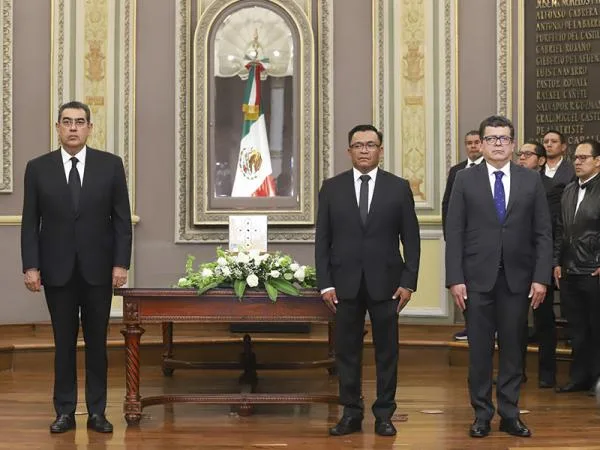 Asiste Sergio Salomón a homenaje póstumo a Carlos Navarro Corro en el Congreso del Estado