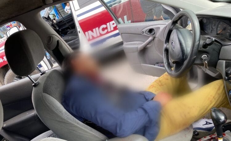 Hombre apuñala a su pareja, atropella a policía y ciclista e intenta quitarse la vida
