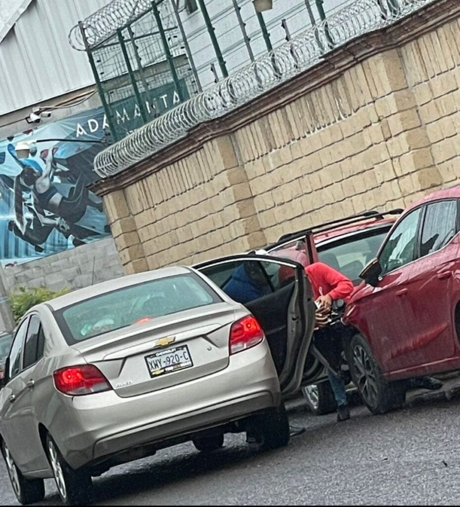 Denuncian robo de autopartes a plena luz del día en Puebla