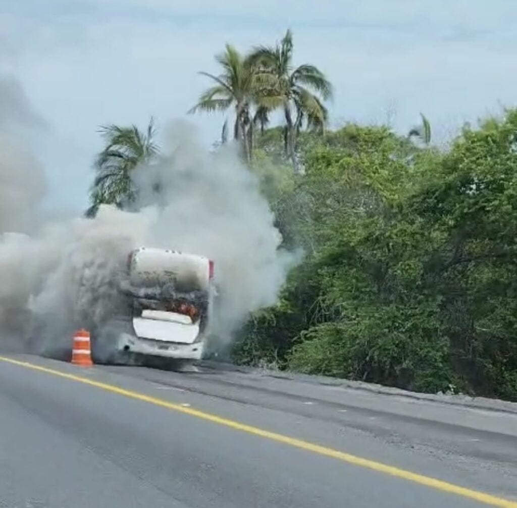 Incendio de autobús en la Autopista Manzanillo-Colima: Pasajeros a salvo