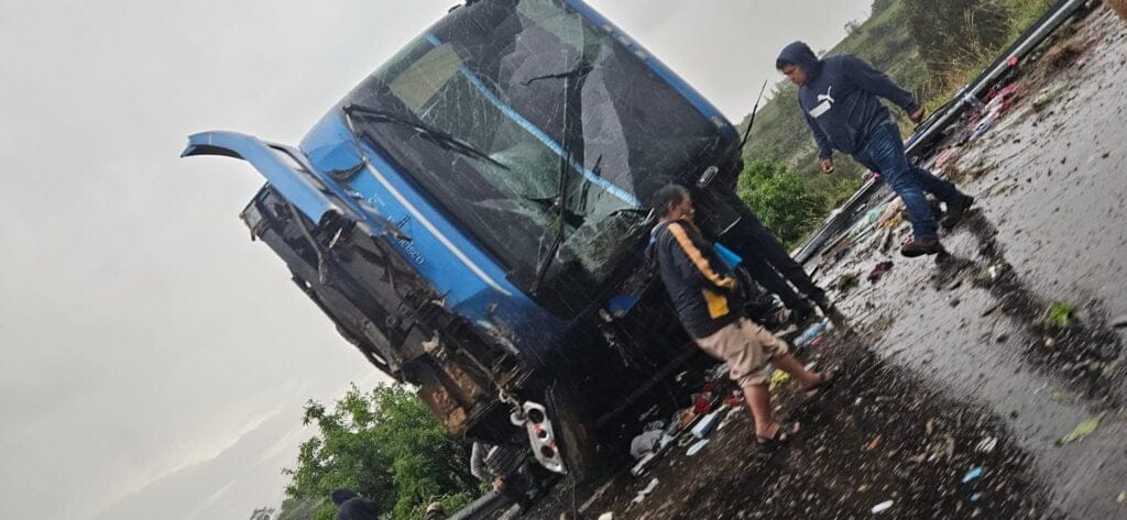 Volcadura en la Puebla-Atlixco deja más de 20 heridos