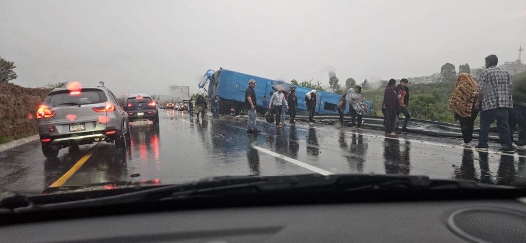 Volcadura en la Puebla-Atlixco deja más de 20 heridos