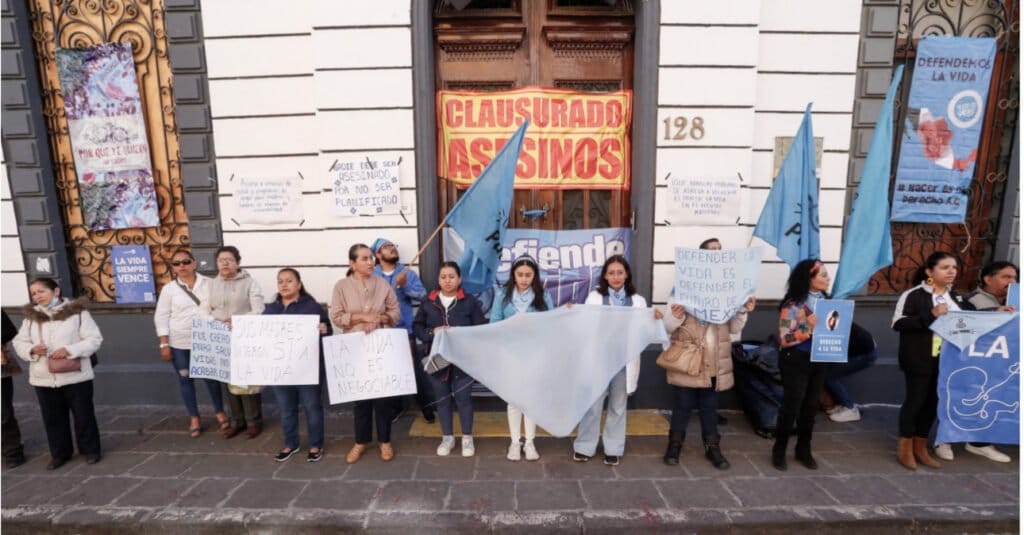 Grupos Anti-Aborto bloquean acceso al Congreso de Puebla