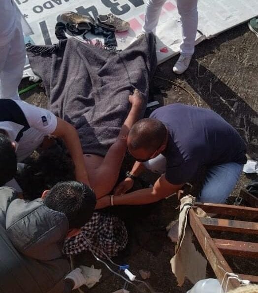 Se electrocutan tres trabajadores al cambiar anuncio de una funeraria en Agua Santa; hay un muerto
