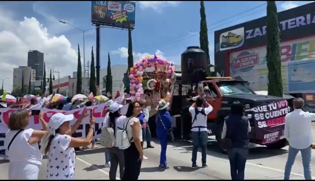 Cierres viales en la Recta a Cholula y Calzada Zavaleta por marcha de Roxana Luna