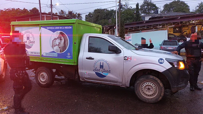 Hombres armados roban camioneta a pareja con bebé en Zacatlán
