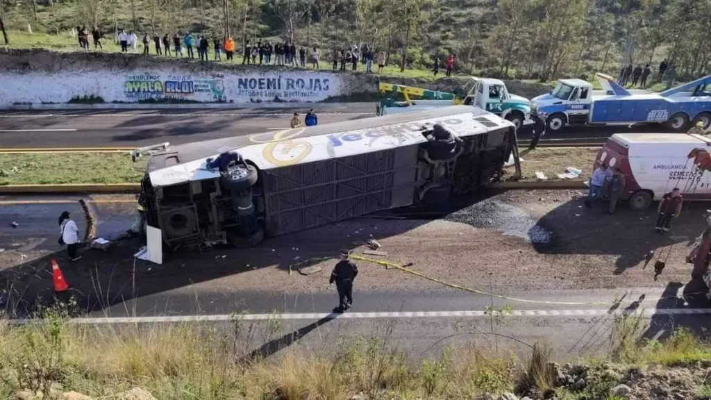 Trágico accidente en la carretera Calpulalpan-Texcoco: Un muerto y 11 heridos