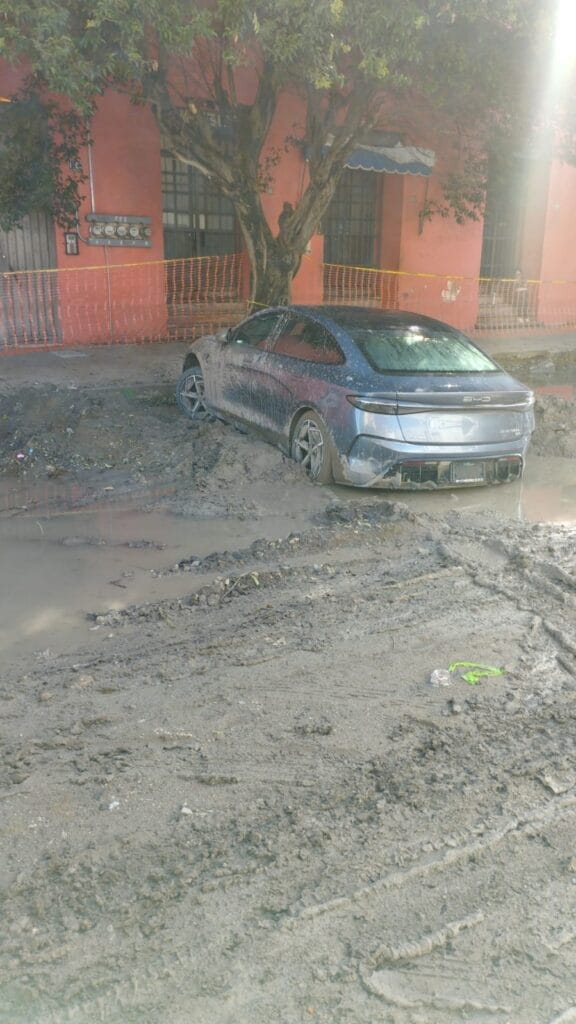 Automóvil atascado en Centro Histórico por intensas lluvias