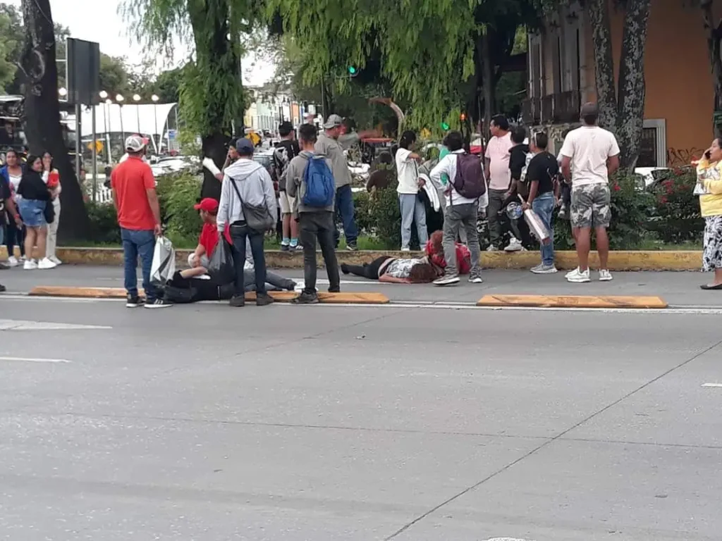 Pareja es atropellada en Analco por un conductor de Mercedes Benz