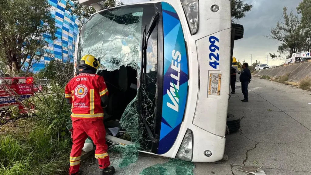 Autobús vuelca cerca del Estadio Cuauhtémoc: 17 Lesionados