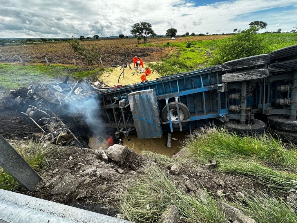 Tráiler cargado de maíz se incendia en la Autopista Siglo XXI
