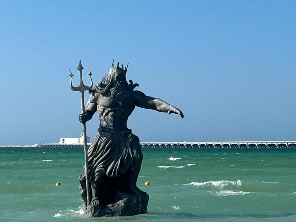 Llamado en Facebook para derribar estatua de Poseidón : ¿Desencadenó el enojo del Dios Maya Chaac?