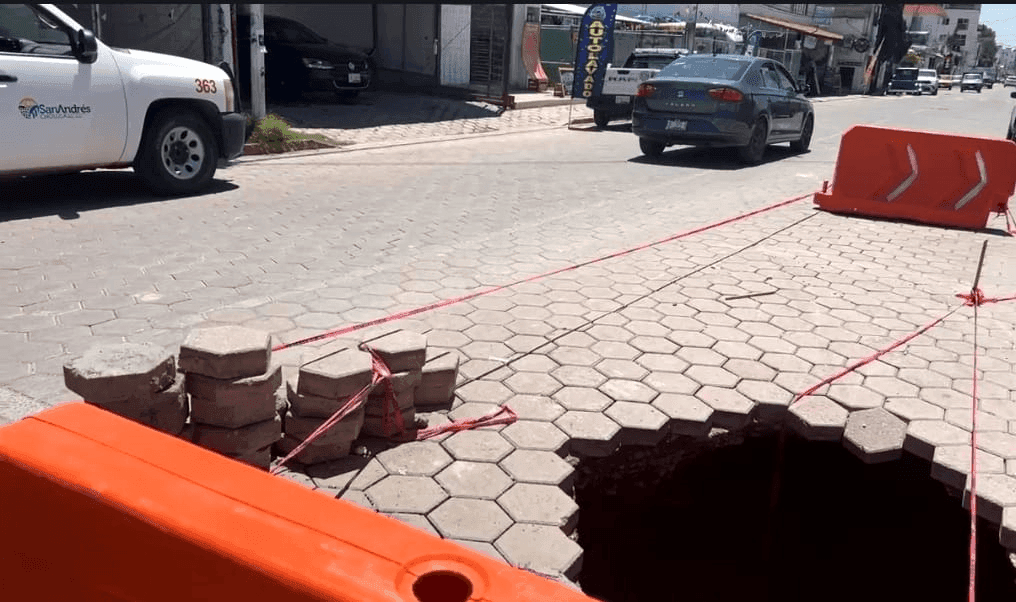  Enorme socavón se forma en San Andrés Cholula