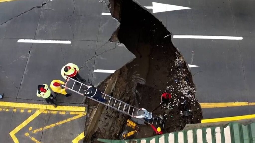  Socavón de 10 metros desquicia el tráfico en Zapopan
