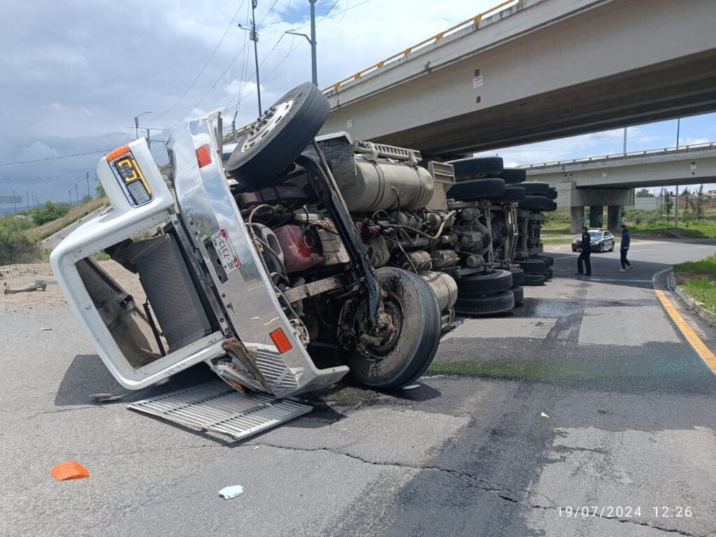 Vuelca camión en Periférico a la altura del Infonavit Bugambilias en Amozoc