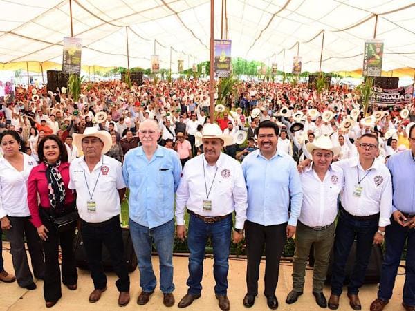 Gobiernos estatal y federal reconocen importancia del sector cañero en Puebla