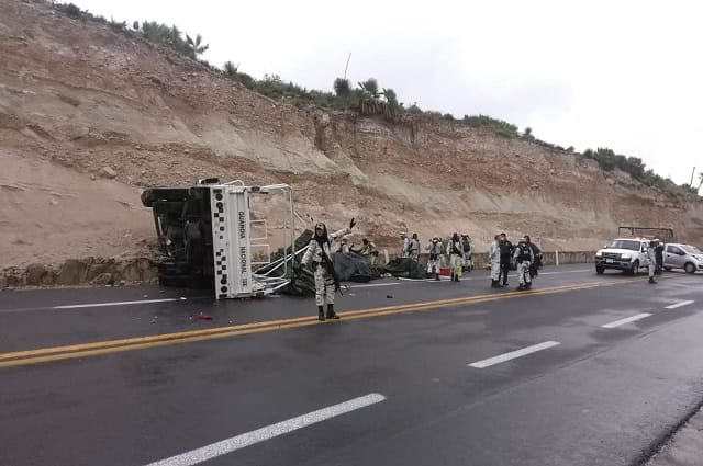 Volcadura de camión de la Guardia Nacional en Cuacnopalan-Oaxaca deja 21 heridos; dos en estado delicado