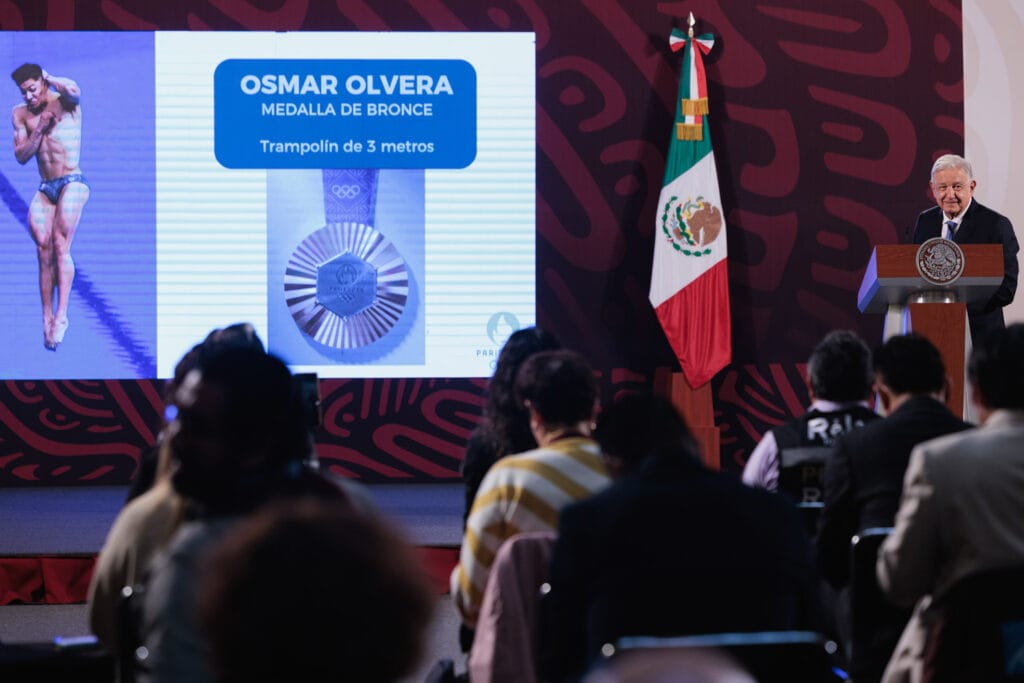 AMLO celebra medalla de bronce del clavadista Osmar Olvera en París 2024