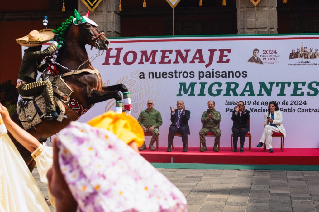 Gobierno de México homenajea en Palacio Nacional a migrantes mexicanos; AMLO destaca contribución de remesas a la economía nacional