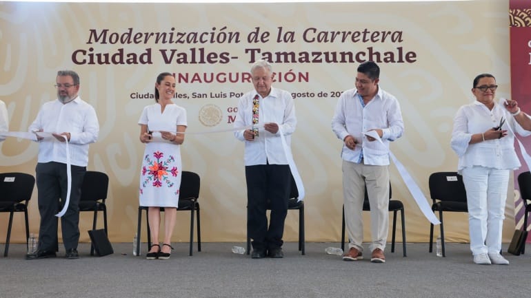 AMLO inaugura carretera Ciudad Valles-Tamazunchale; en la 4T, obras son de libre tránsito, afirma