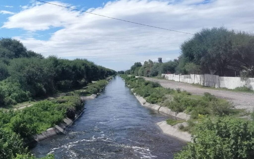 Hallan cuerpo de bebé flotando en canal de aguas negras 