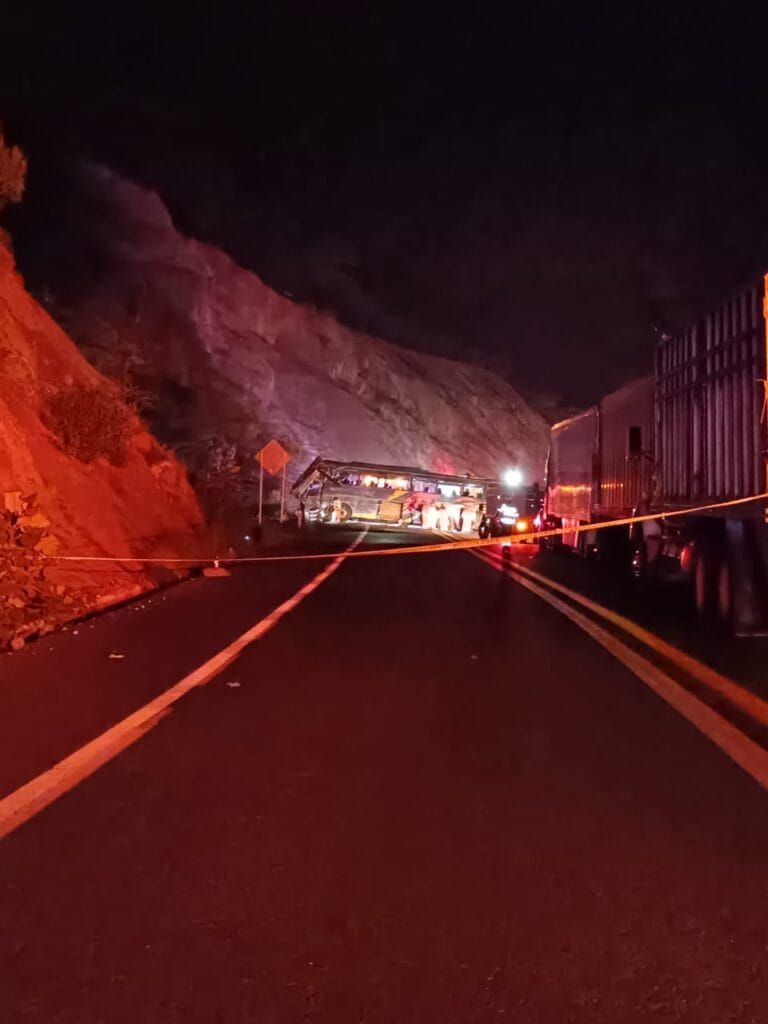 Volcadura de autobús en la autopista Cuacnopalan-Oaxaca deja cuatro muertos y 41 heridos
