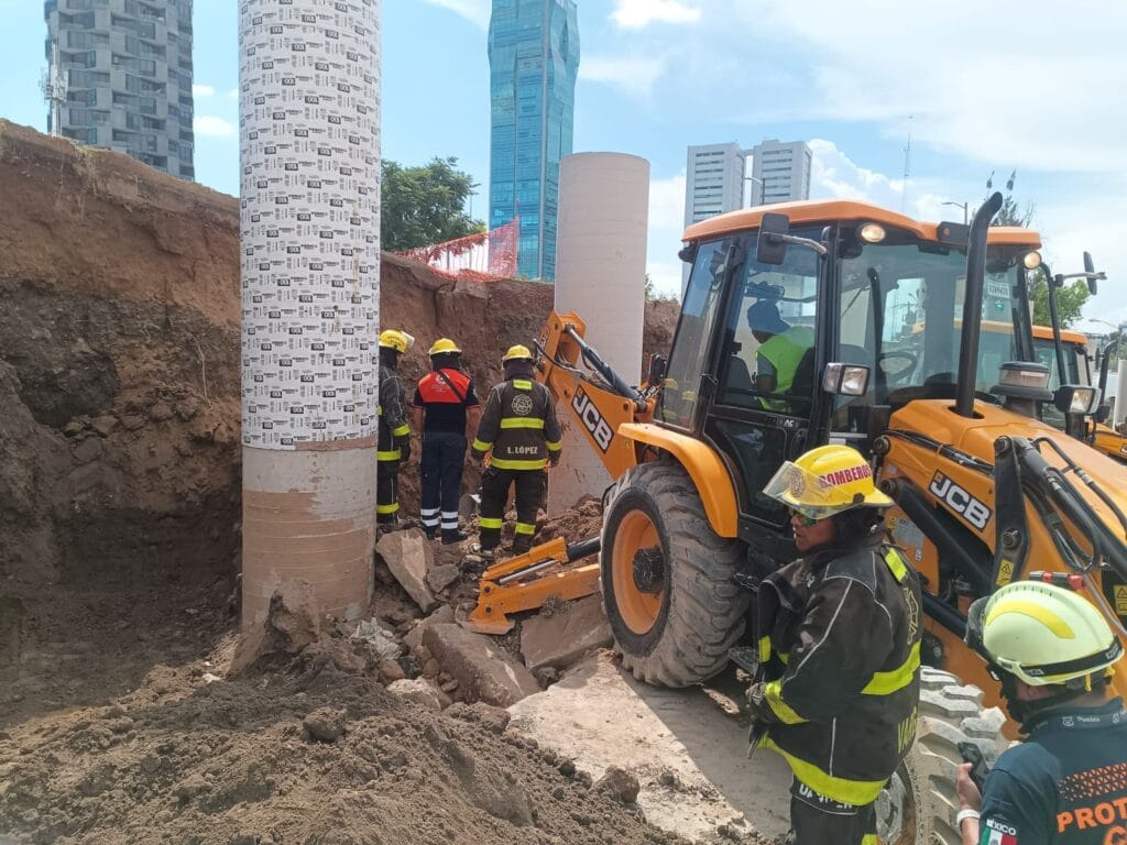 Accidente en obra del Periférico Ecológico y Vía Atlixcáyotl deja un muerto y otro trabajador atrapado