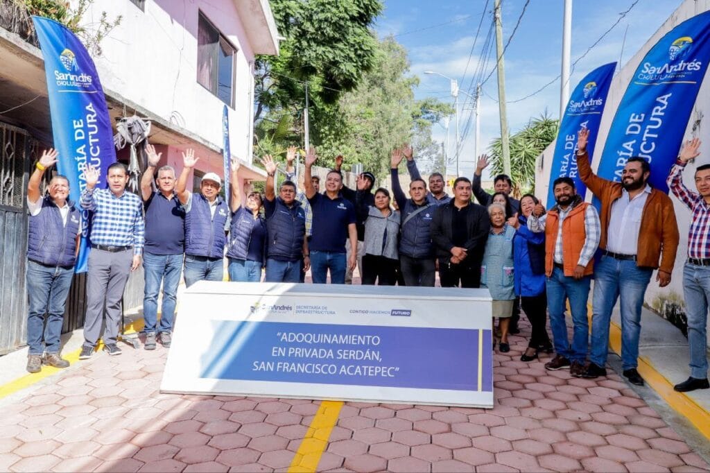 Entrega Mundo Tlatehui adoquinamientos en Santa María Tonantzintla y San Francisco Acatepec   
