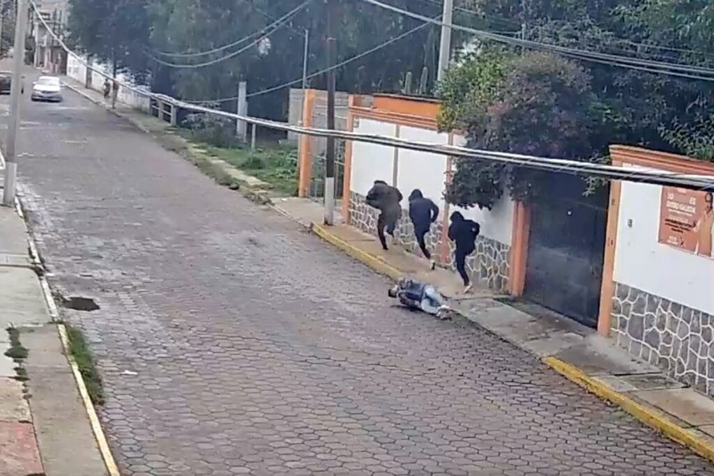 Exmilitar se defiende de sicarios en Tlaxcala; balacera es captada en video