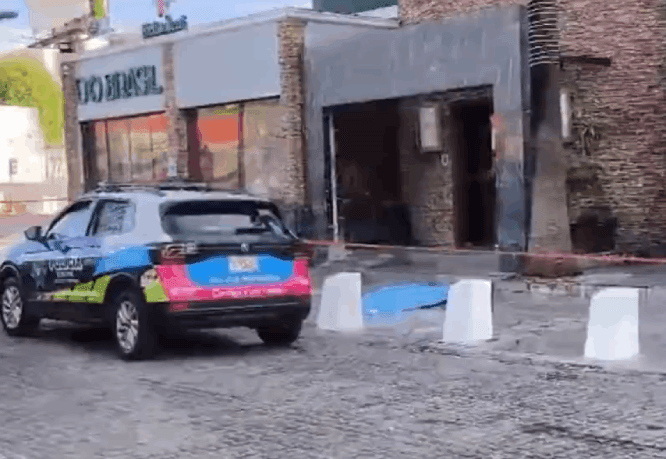 Hombre en situación de calle muere frente a restaurante en Avenida Juárez