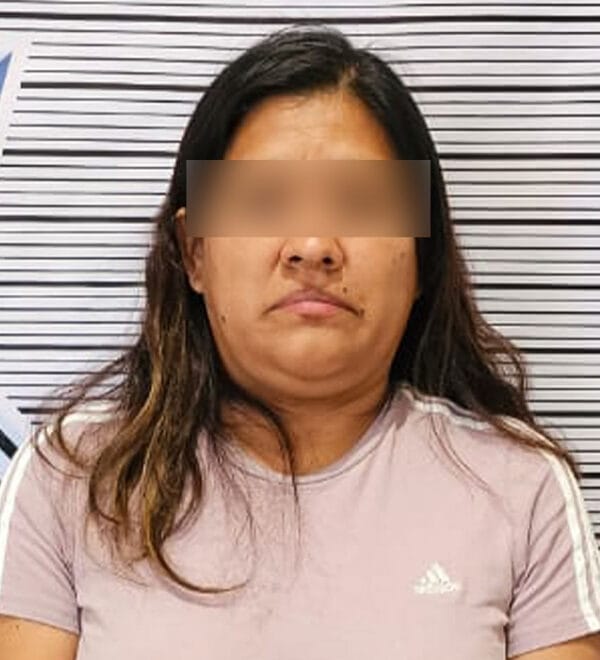 Detiene SSP a una mujer por robo de tarjetas de débito