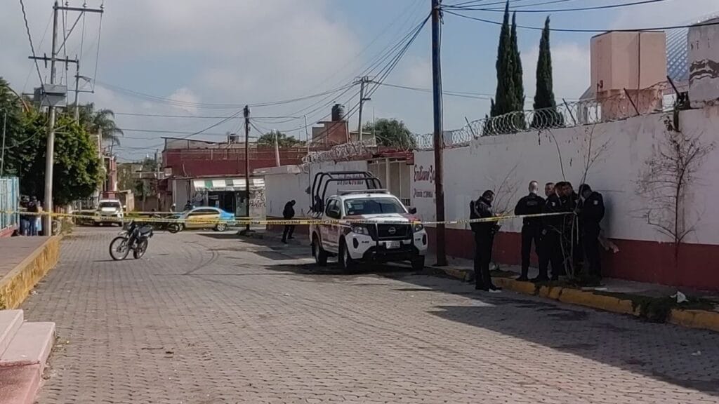 Hombre con antecedentes penales es asesinado en primaria de Moyotzingo; maestra resultó herida